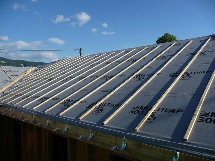 Pose d'écran de sous-toiture Multivap et liteaux à Perpignan