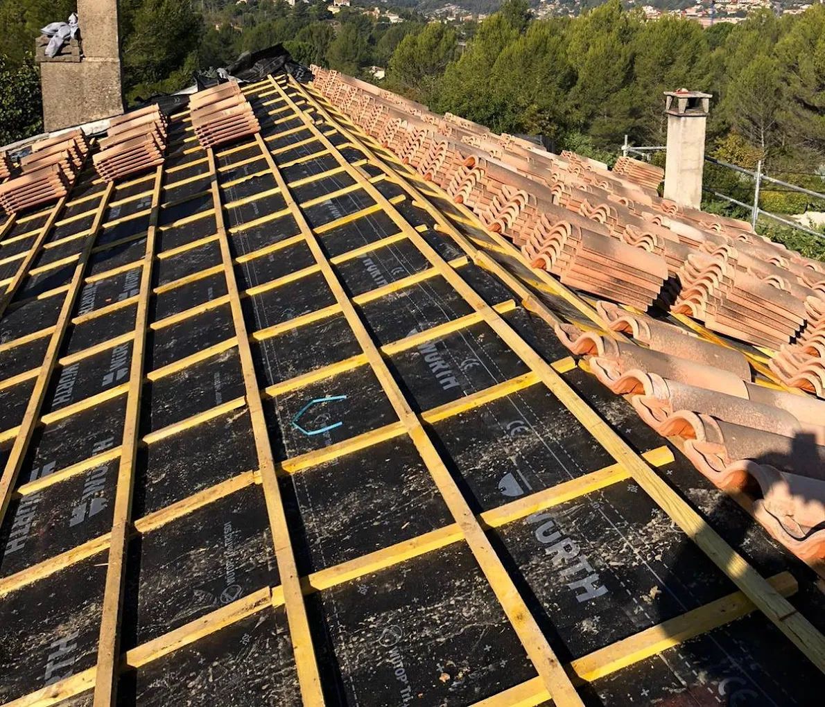 Pause de tuile canal sur une toiture à Perpignan