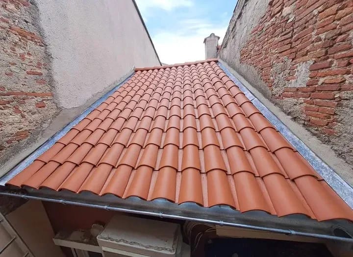 Pose de tuiles canal sur une toiture à Perpignan
