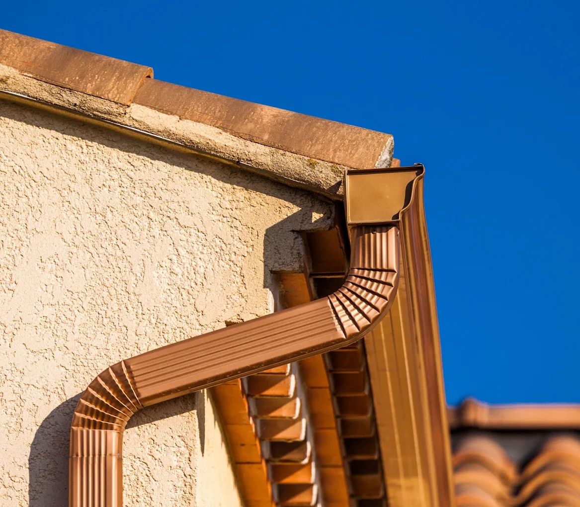 Gouttière posée sur une toiture à Perpignan